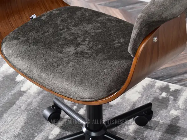 Mały fotel biurowy z drewna i tkaniny - idealny wybór dla małych przestrzeni!