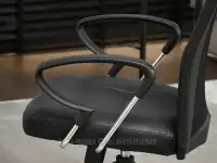 Fotel biurowy mesh z funkcją bujania OLIVER CZARNY - CHROM - podłokietniki z tworzywa