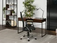 Fotel biurowy mesh z funkcją bujania OLIVER CZARNY - CHROM - w aranżacji z biurkiem NILS