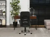 Fotel biurowy mesh z funkcją bujania OLIVER CZARNY - CHROM - w aranżacji z biurkiem NILS
