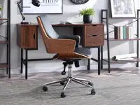 Skórzany fotel z drewnianym korpusem OSCAR ORZECH CZARNY - w aranżacji z biurkiem LOFT oraz regałami drabinka JENS