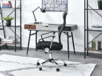 Fotel do pracy przy komputerze OSLO CZARNY SIATKA MESH - w aranżacji z biurkiem Boden