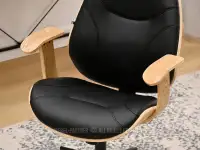Fotel biurowy RAY DĄB - CZARNY - CZARNA NOGA - fotel z drewnianymi podłokietnikami