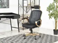 Ergonomiczny fotel biurowy RIND złoty satyna + czarny mesh - w aranżacji z biurkiem ESLOV