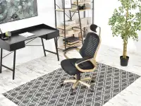 Ergonomiczny fotel biurowy RIND złoty satyna + czarny mesh - w aranżacji z biurkiem ESLOV 