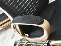 Ergonomiczny fotel biurowy RIND złoty satyna + czarny mesh - stylowy podłokietnik