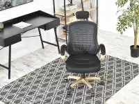 Ergonomiczny fotel biurowy RIND złoty satyna + czarny mesh - w aranżacji z biurkiem ESLOV