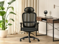 Fotel ergonomiczny biurowy IKER CZARNY - CZARNY - w aranżacji z biurkiem z biurkiem NILS