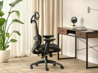 Fotel ergonomiczny biurowy IKER CZARNY - CZARNY - w aranżacji z biurkiem z biurkiem NILS