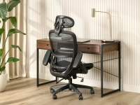 Fotel ergonomiczny biurowy IKER CZARNY - CZARNY - w aranżacji z biurkiem z biurkiem NILS
