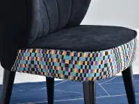 Fotel ARMI CZARNY + KOLOROWA KRATKA na czarnej nodze - charakterystyczna krata w tkaninie