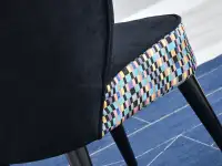 Fotel ARMI CZARNY + KOLOROWA KRATKA na czarnej nodze- charakterystyczne detale