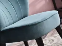 Fotel klubowy ARMI MORSKI z weluru na czarnych nogach - wyjątkowa tkanina