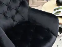 Fotel obrotowy z weluru ARON CZARNY - pikowane siedzisko