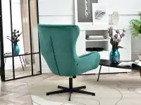 Obracany fotel wypoczynkowy ARON ZIELONY WELUR - CZARNA NOGA - w aranżacji ze stolikiem SINUS
