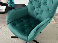 Obracany fotel wypoczynkowy ARON ZIELONY WELUR - CZARNA NOGA - wygodne siedzisko