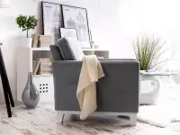 Fotel w stylu skandynawskim BERGEN - w aranżacji z ławą STONE