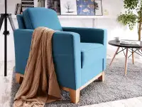 Fotel na drewnianych nogach BERGEN - wykonany w turkusowej tkaninie ETNA 85 - grupa BASIC
