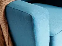 Fotel na drewnianych nogach BERGEN -  charakterystyczne detale