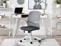Fotel biurowy ALTO GRAFITOWY wentylowany  - w aranżacji z biurkiem GAVLE i regałami AXEL