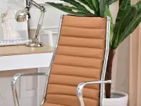 Obrotowy fotel BERLIN BRĄZOWY - NOGA CHROM I CZARNE KÓŁKA - poziome przeszycia