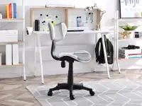 Designerskie krzesło biurowe dla dzieci CAT SZARO-BIAŁE - w aranżacji z biurkiem ALVAR i regałami AXEL