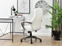Fotel biurowy DEKER BIAŁY ekoskóra - szara podstawa - w aranżacji z biurkiem UNIF