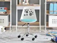 Krzesło obrotowe do biurka dla dzieci FOOT biało - niebieski w aranżacji z zestawem DALEN