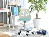 Krzesło obrotowe do biurka dla dzieci FOOT biało - niebieski w aranżacji z zestawem DALEN