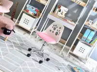 Krzesło obrotowowe dla dzieci FOOT biało - różowe - w aranżacji z zestawem DALEN