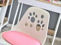 Krzesło obrotowowe dla dzieci FOOT biało - różowe - w aranżacji