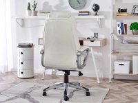 Skórzany fotel biurowy HAMPTON BIAŁY ergonomiczny - w aranżacji z biurkiem GAVLE i regałem JENS.