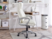 Skórzany fotel biurowy HAMPTON BIAŁY ergonomiczny - w aranżacji z biurkiem GAVLE i regałem JENS.