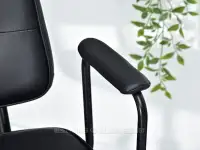 Loftowy fotel do biurka HENRI ORZECH CZARNY EKO-SKÓRA - czarne podłokietniki fotela