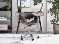 Nowoczesny fotel biurowy z drewna RAPID orzech-czarny - w aranżacji z regałem BERG i biurkiem FALUN