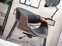 Nowoczesny fotel biurowy z drewna RAPID orzech-czarny - designerska bryła