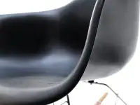 Krzesło bujane inspirowane MPA ROC CZARNE - widok szczegółowy na siedzisko.