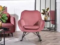 Welurowy fotel bujany COCO PUDROWY - CZARNE DREWNO - w aranżacji z kanapą LULU oraz stolikiem NATAL XL