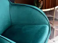 Fotel bujany z weluru COCO ZIELONY NA CZARNYCH PŁOZACH - charakterystyczne detale