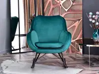 Fotel bujany z weluru COCO ZIELONY NA CZARNYCH PŁOZACH - w aranżacji ze stolikiem IBIA XL