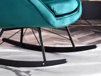 Fotel bujany z weluru COCO ZIELONY NA CZARNYCH PŁOZACH - charakterystyczne detale
