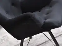 Pikowany fotel DALTON CZARNY Z WELURU na czarnej nodze - komfortowe podłokietniki
