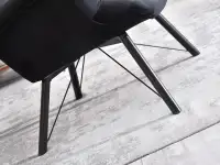 Pikowany fotel DALTON CZARNY Z WELURU na czarnej nodze - czarna podstawa