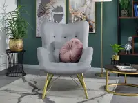 Fotel tapicerowany DALTON SZARY ZE ZŁOTYMI NOGAMI - w aranżacji z regałami HARPER i stolikiem KODIA