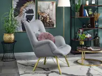 Fotel tapicerowany DALTON SZARY ZE ZŁOTYMI NOGAMI - w aranżacji z regałami HARPER i stolikiem KODIA