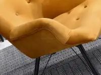 Pikowany fotel DALTON MIODOWY Z WELURU na czarnej nodze - komfortowe podłokietniki