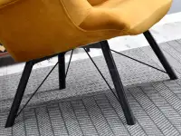 Pikowany fotel DALTON MIODOWY Z WELURU na czarnej nodze - designerska noga