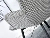 Designerski fotel DALTON PEPITKA na czarnej metalowej nodze - charakterystyczne detale