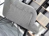 Designerski fotel DALTON PEPITKA na czarnej metalowej nodze - nowoczesna forma