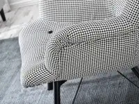 Designerski fotel DALTON PEPITKA na czarnej metalowej nodze - wygodny podłokietnik